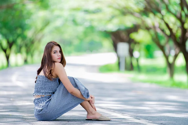 Retrato Mujer Asiática Sexy Con Vestido Carretera Pose Para Tomar —  Fotos de Stock