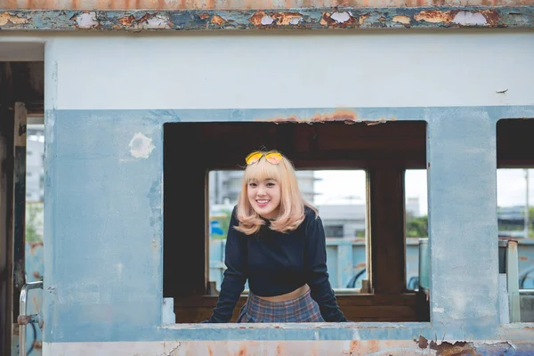 Retrato Mujer Asiática Pelo Dorado Posar Para Tomar Una Foto —  Fotos de Stock