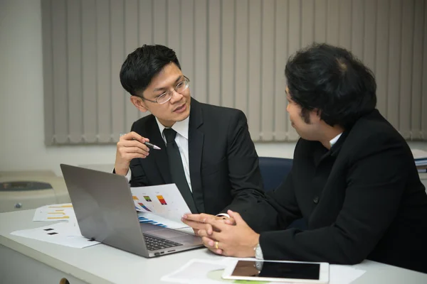 Twee Aziatische Zakenmensen Praten Zaken Van Het Bedrijf Twee Mensen — Stockfoto