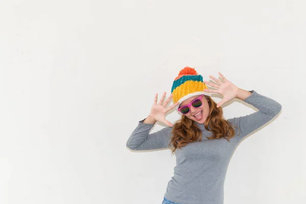 Beyaz Duvarda Hippi Bir Kızın Portresi Modern Gençliğin Yaşam Tarzı — Stok fotoğraf