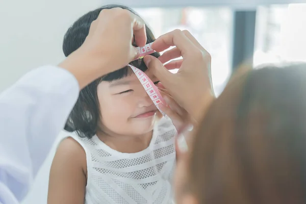 아시아 의사들은 청진기를 사용하여 스러운 소녀의 상태를 확인하고 어린이들 사람들의 — 스톡 사진