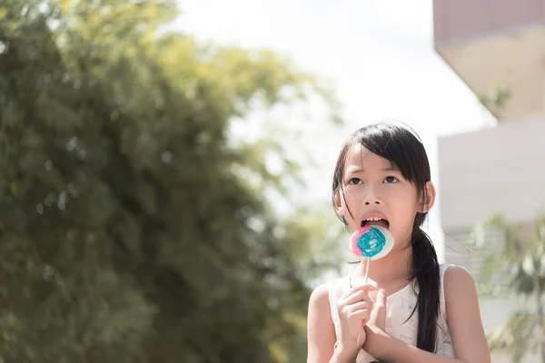Ένα Χαριτωμένο Κοριτσάκι Που Τρώει Γλυκά Γλυκά — Φωτογραφία Αρχείου
