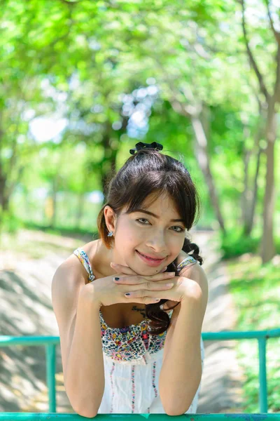 Seorang Gadis Muda Asia Yang Cantik Jembatan Hutan Dengan Senyum — Stok Foto