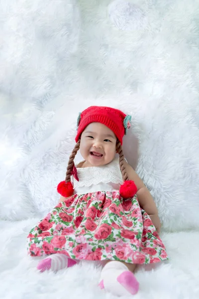 Nettes Kleines Mädchen Mit Strickmütze Auf Dem Bett — Stockfoto