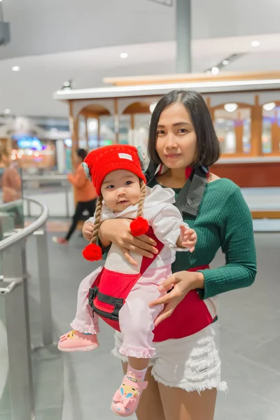 Νεαρή Ασιατική Μαμά Κόρη Μωρό Ψώνια Στο Πολυκατάστημα Χαριτωμένο Ασιατικό — Φωτογραφία Αρχείου
