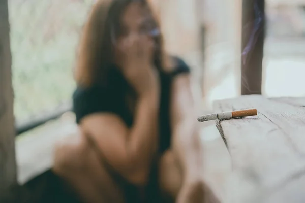 Asijský Muž Kouří Cigarety Žena Zakrývá Tvář Žádný Tabákový Den — Stock fotografie