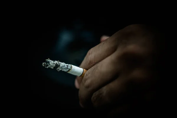 Cigarro Mão Asiático Bonito Homem Baixo Estilo Chave — Fotografia de Stock