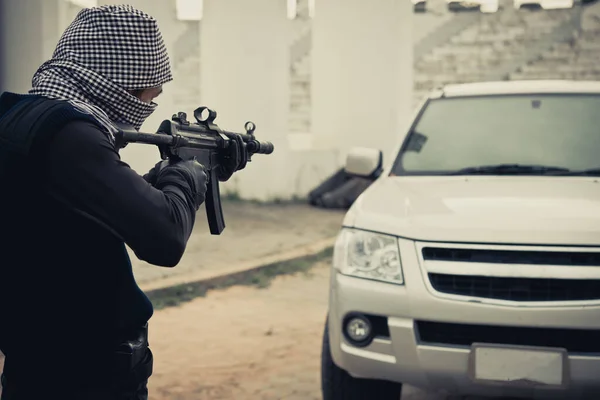 Fechar Terrorista Bandidos Apontar Arma Para Carro — Fotografia de Stock