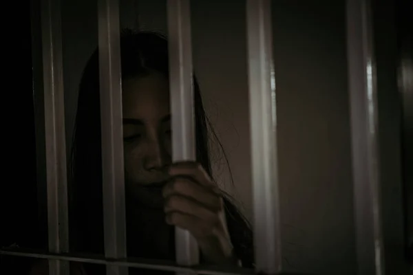 Demir Hapishaneyi Yakalamak Için Çırpınan Kadın Portresi Mahkum Konsepti — Stok fotoğraf