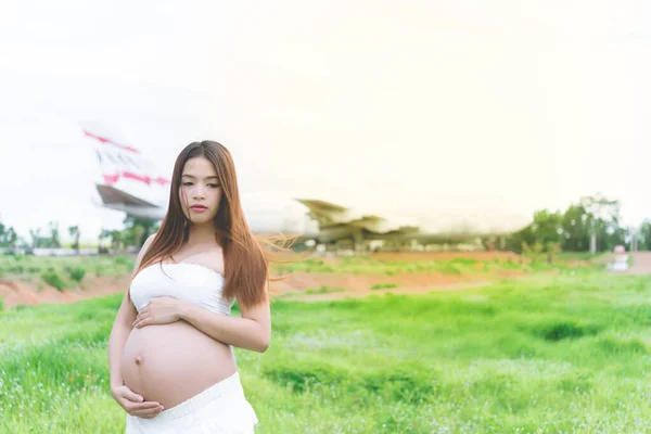 若い妊婦の屋外の肖像画 — ストック写真