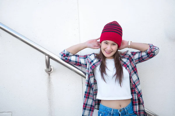 Porträt Der Schönen Asiatischen Hipster Mädchen Auf Der Treppe Hintergrund — Stockfoto