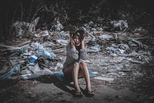 Азиатскую Женщину Оставят Покое Месте Утилизации Отходов Грустная Женская Концепция — стоковое фото