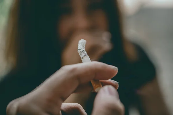 Pasif Sigara Içme Kavramı Erkek Sigara Içiyor Kadın Yüzünü Örtüyor — Stok fotoğraf