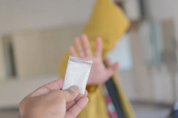 Bağımlıya eroin ver, uyuşturucuya hayır, sadece hayır de, dünya uyuşturucu günü konsepti.