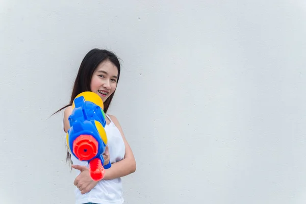 Mujer Asiática Con Pistola Agua Mano Sobre Fondo Blanco Festival —  Fotos de Stock