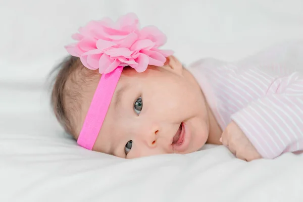 Bonito Ásia Bebê Menina Com Flor Headband Mentira Cama Rosa — Fotografia de Stock