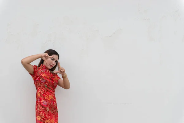 Mujer Asiática Cheongsam Pared Blanca Concepto Feliz Año Nuevo Chino — Foto de Stock