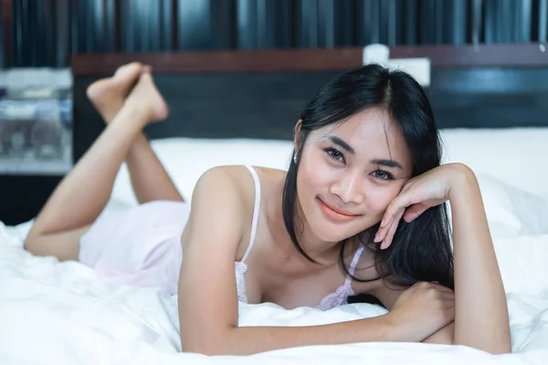 Portret Azjatyckiej Seksownej Kobiety Łóżku — Zdjęcie stockowe