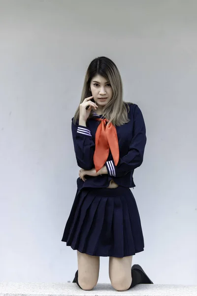 亚洲女人的肖像穿学生服装日本风格 泰国人 可爱的女孩摆姿势拍照 现代女人的生活风格 — 图库照片