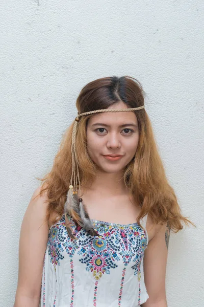 Retrato Chica Bohemia Asiática Pared Blanca Estilo Vintage Tailandia Moda —  Fotos de Stock