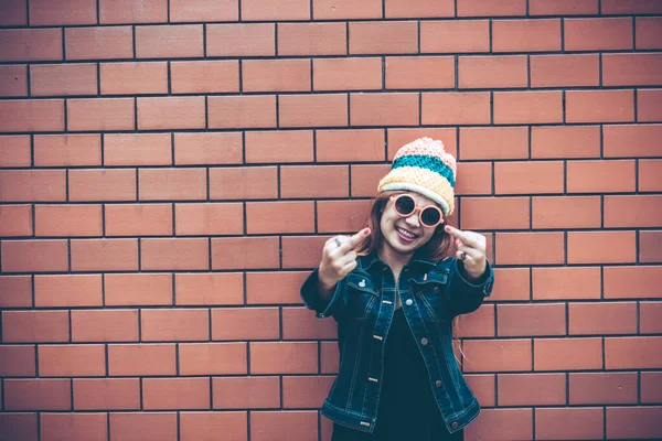 Asiatisches Hipster Mädchen Auf Orangefarbener Ziegelwand Lebensstil Moderner Teenager — Stockfoto
