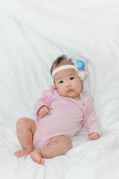 Bonito Asiático Bebê Menina Sente Cama Vestido Rosa — Fotografia de Stock