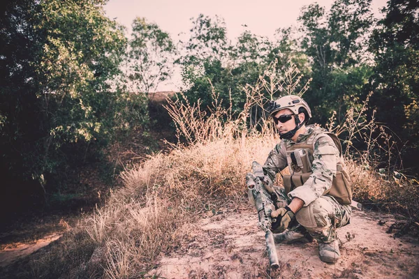 Närbild Asiatisk Soldat Med Vapen Handen Vid Skogen Förbereda Sig — Stockfoto