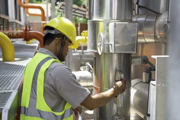 Ingeniero Asiático Con Gafas Que Trabajan Sala Calderas Comprobación Mantenimiento —  Fotos de Stock