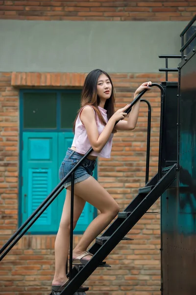 Retrato Bela Asiática Chique Menina Pose Para Tirar Uma Foto — Fotografia de Stock