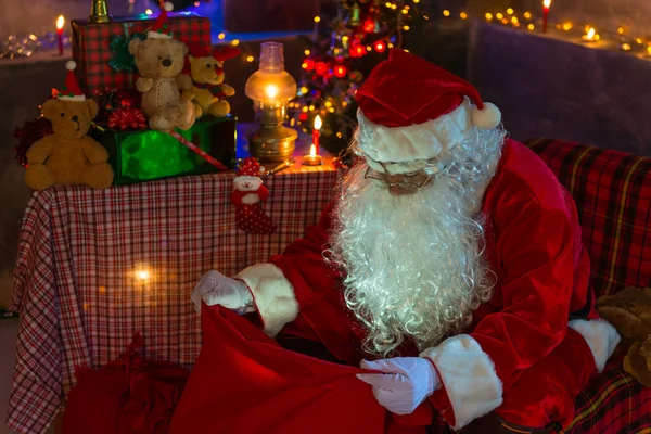 Santa Claus Saco Rojo Abierto Para Buscar Concepto Feliz Navidad —  Fotos de Stock