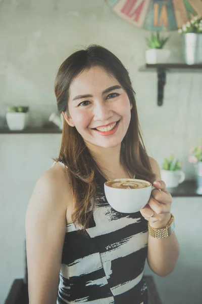 Asiatico Bella Donna Bere Caffè Caldo Con Dolce Sorriso Caffetteria — Foto Stock