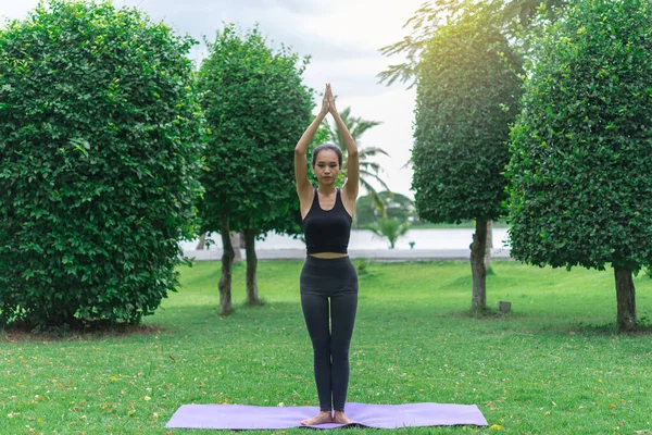 Slim Flicka Spela Yoga Gräsmattan Parken Koppla Framtiden Asiatiska Flickor — Stockfoto