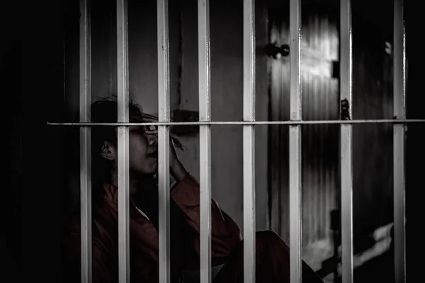 Manos Mujer Desesperadas Por Atrapar Prisión Hierro Concepto Prisionero Gente —  Fotos de Stock