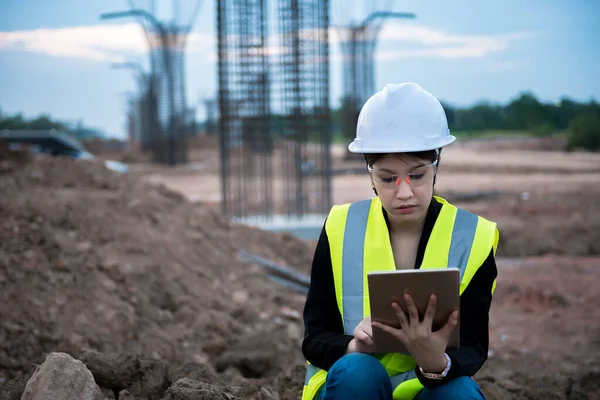 Ingenieurin Arbeitet Baustelle Der Bau Befindlichen Brücke — Stockfoto