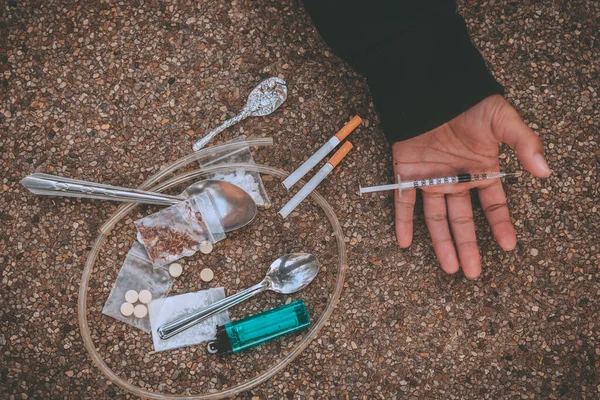 Hombre Asiático Usa Capucha Negra Drogadicto Desesperado Sobredosis Drogas Inconsciente — Foto de Stock