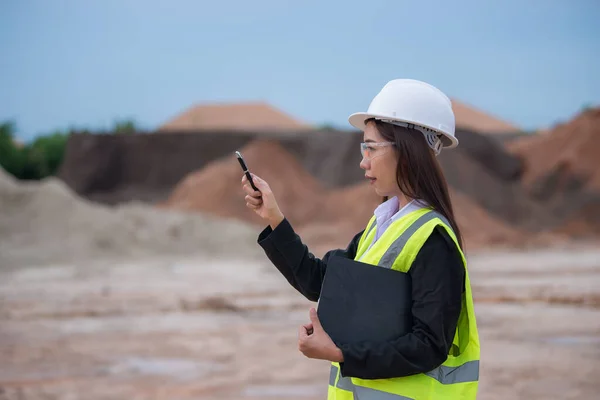 Asiatischer Ingenieur Der Auf Der Baustelle Eines Großen Bauprojekts Arbeitet — Stockfoto