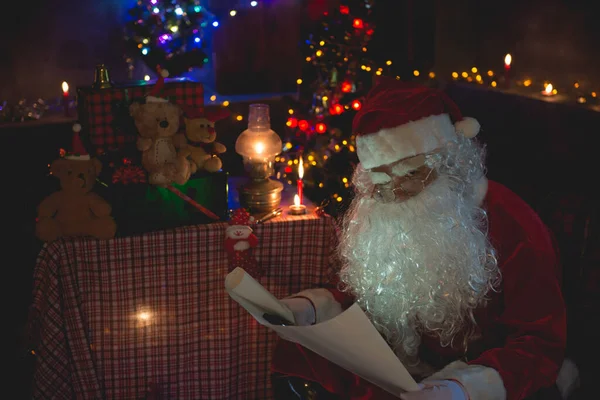 Santa Claus Noci Domě Přečetl Noviny Světlo Knihy Světlo Lucerny — Stock fotografie