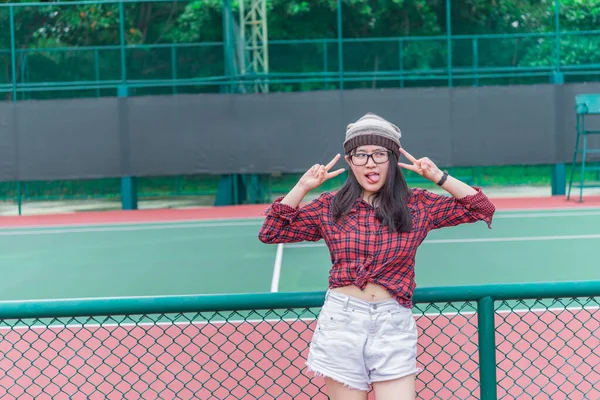 Портрет Азиатской Девушки Хипстера Теннисном Корте Таиланд Люди Носят Очки — стоковое фото