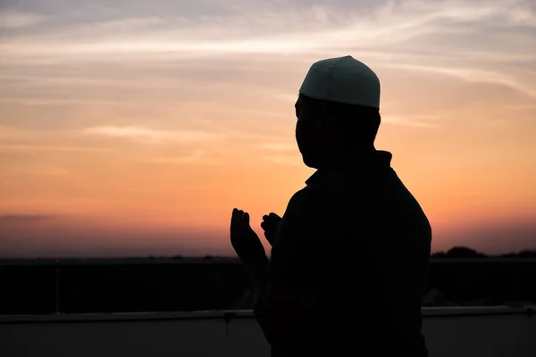 Silhouette Junger Asiatischer Muslimischer Mann Der Sonnenuntergang Betet Konzept Des — Stockfoto