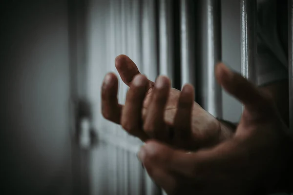 Руки Людини Відчайдушно Ловити Залізну Язницю Концепція Язнених Таїландські Люди — стокове фото