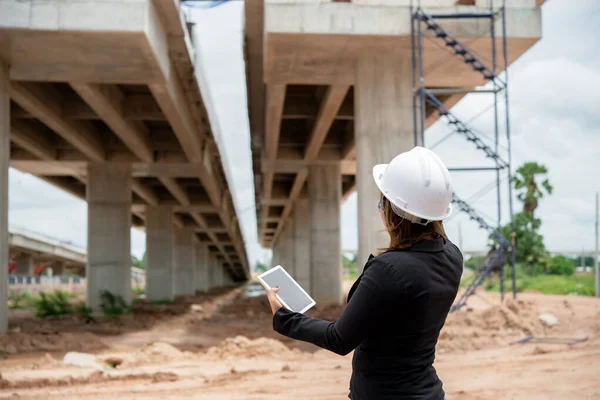 Ingenieurin Arbeitet Baustelle Der Bau Befindlichen Brücke — Stockfoto