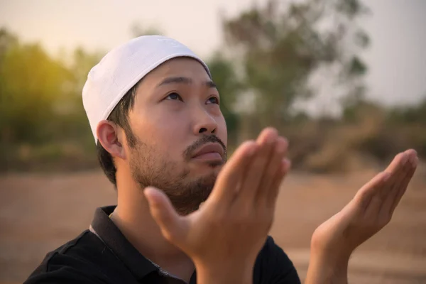 Silhouette Junger Asiatischer Muslimischer Mann Der Sonnenuntergang Betet Konzept Des — Stockfoto