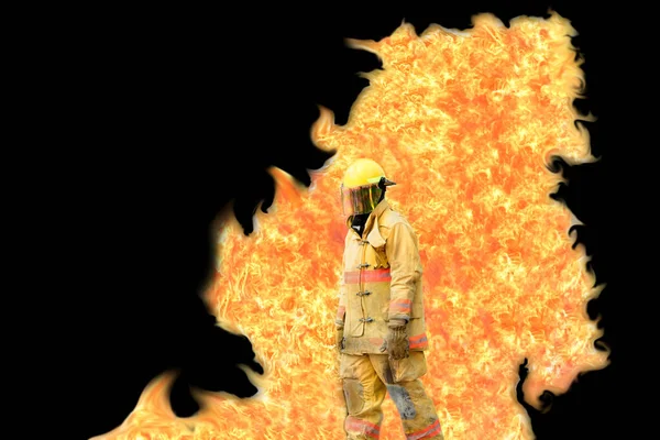 暗い背景に炎の裏が付いている消防士 — ストック写真