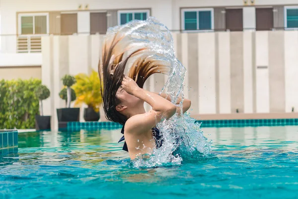 Porträt Von Sexy Asiatische Frau Spritzt Ihr Haar Schwimmbad Thailändische — Stockfoto