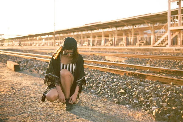 Junge Schöne Schwarze Hut Vintage Hipster Frau Mit Randlicht Der — Stockfoto