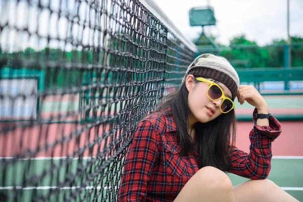 Gadis Asia Hipster Berpose Untuk Mengambil Foto Gambar Fashion Wanita — Stok Foto