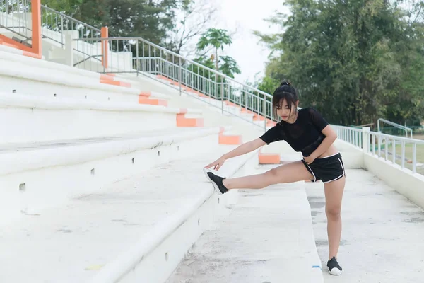 Schön Asiatische Frau Stretching Körper Auf Der Treppe — Stockfoto