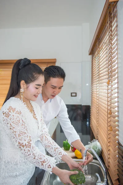 Νεαρό Ζευγάρι Από Την Ασία Μαγειρεύουν Μαζί Αγάπη — Φωτογραφία Αρχείου