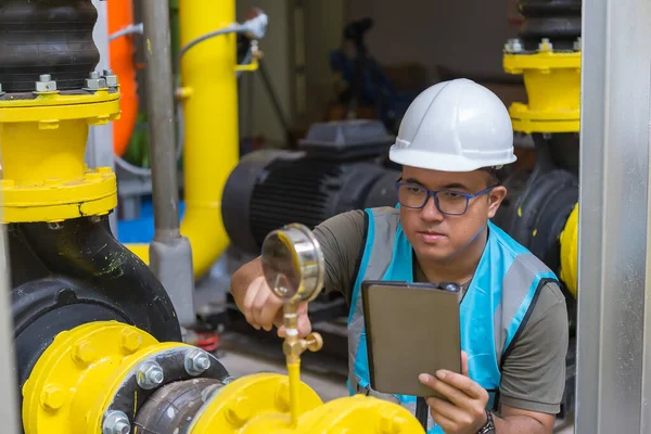 Aziatische Ingenieur Het Dragen Van Een Bril Werken Stookruimte Onderhoud — Stockfoto