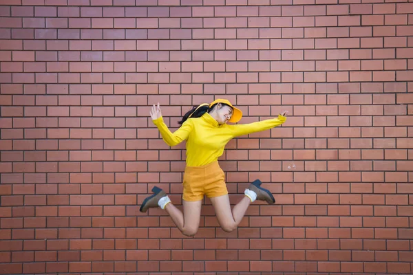 Retrato Ásia Hipster Menina Amarelo Tom Completo Corpo Tijolo Parede — Fotografia de Stock